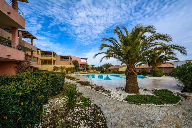 Seaview Apartment a Porto Pozzo - Vista Piscina