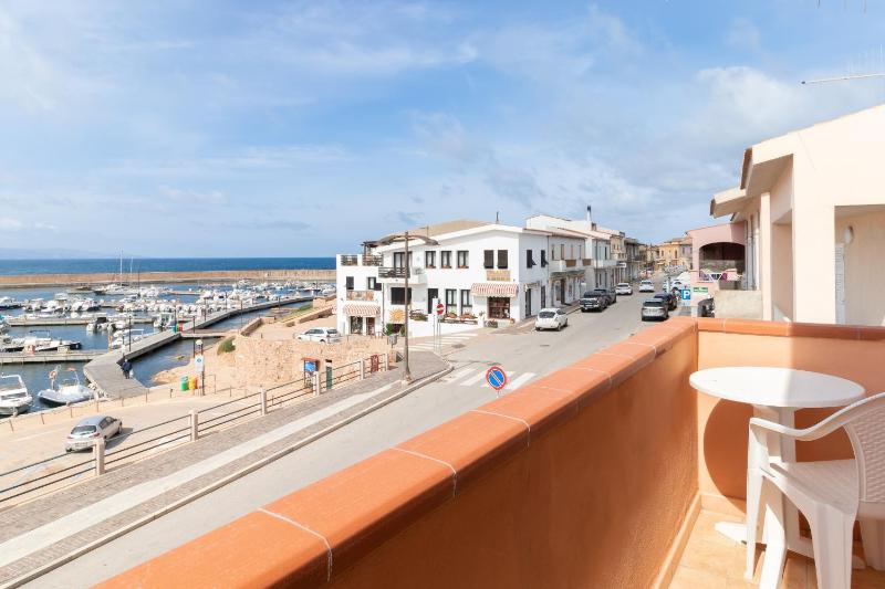 Casa Spiaggia Molo 4 a Isola Rossa - Rifugio vista mare