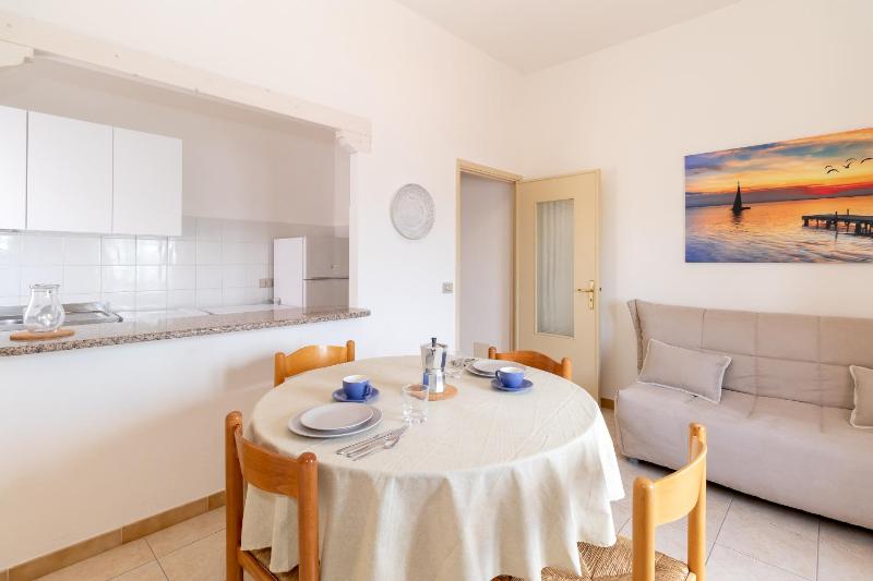 Casa Spiaggia Molo 4 a Isola Rossa - Rifugio vista mare