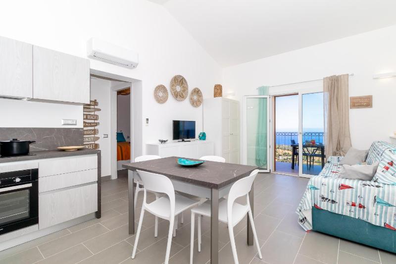 Carolina House a Trinità d'Agultu - Moderno apt con piscina