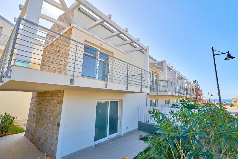 Appartamento a Isola Rossa - Paradiso con terrazza sul mare