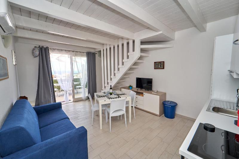 Appartamento a Isola Rossa - Paradiso con terrazza sul mare
